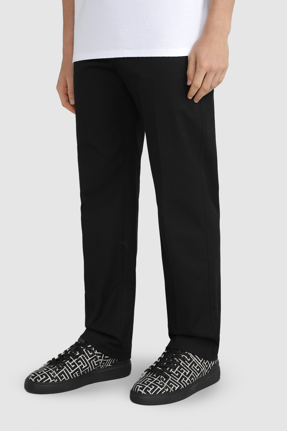 תמונת כל הלוק של נעלי סניקרס עם הדפס לוגו